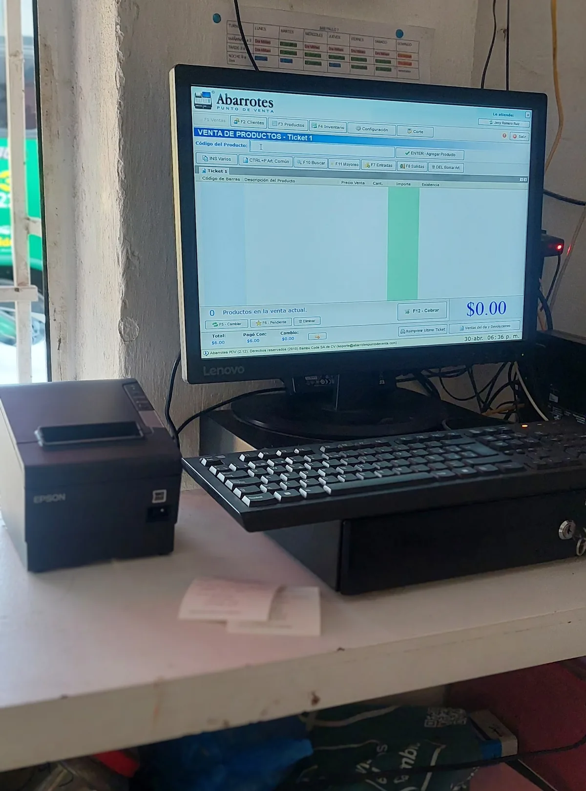 Punto de venta con software Abarrotes PDV e impresora Epson en una tienda