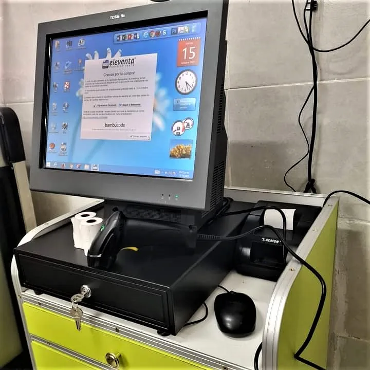 Kit completo de punto de venta con software, cajón de dinero y lector de códigos instalado en una tienda de abarrotes