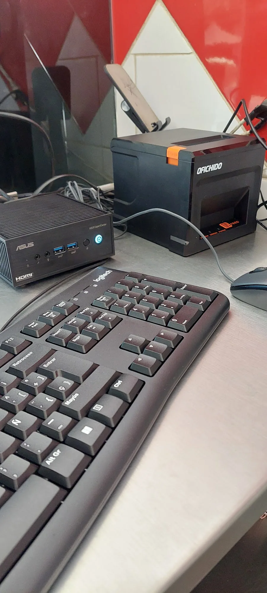 Mini PC ASUS ExpertCenter con impresora térmica Ofichido en un mostrador