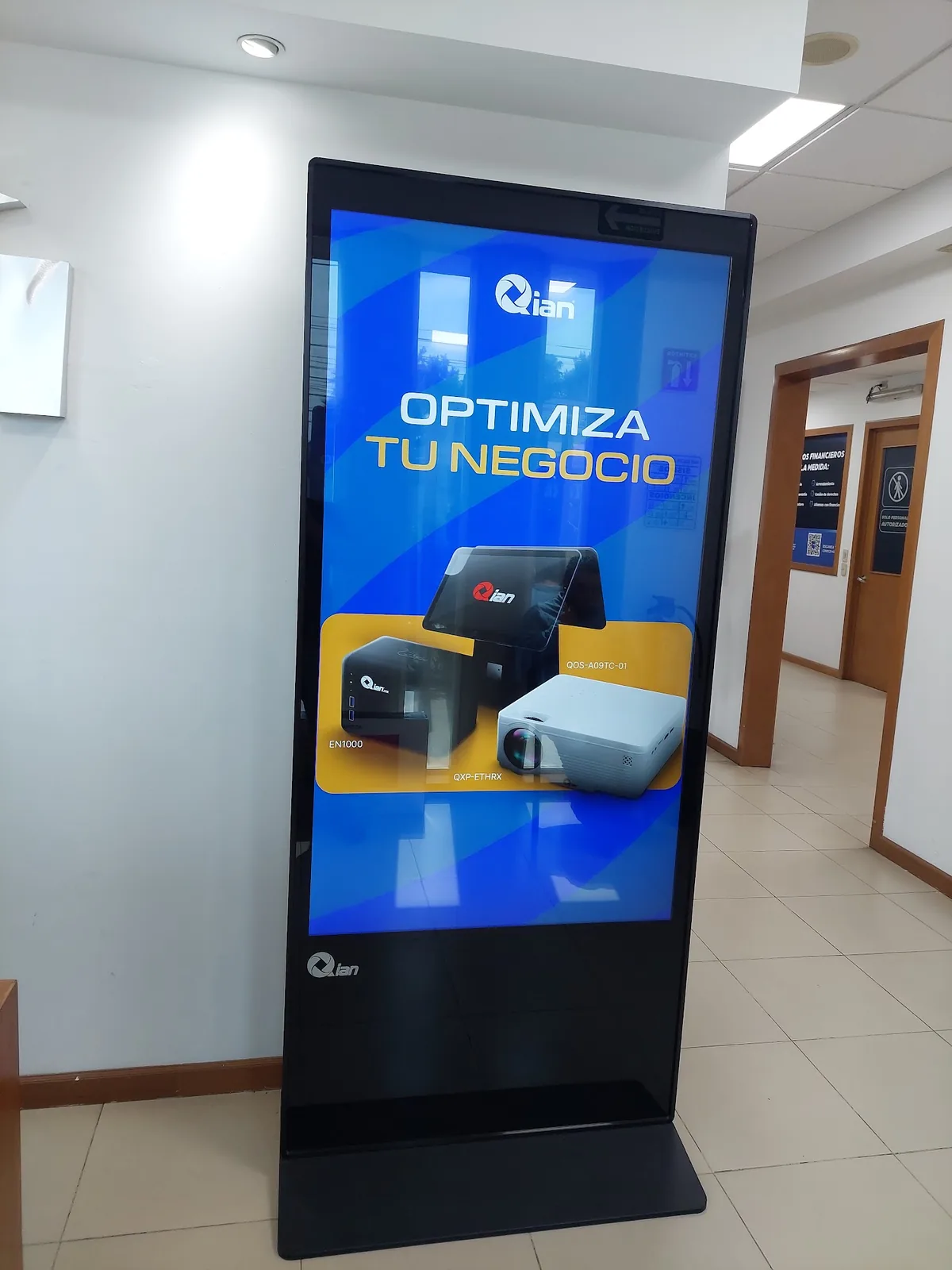 Pantalla digital Qian de señalización instalada en el lobby de una empresa