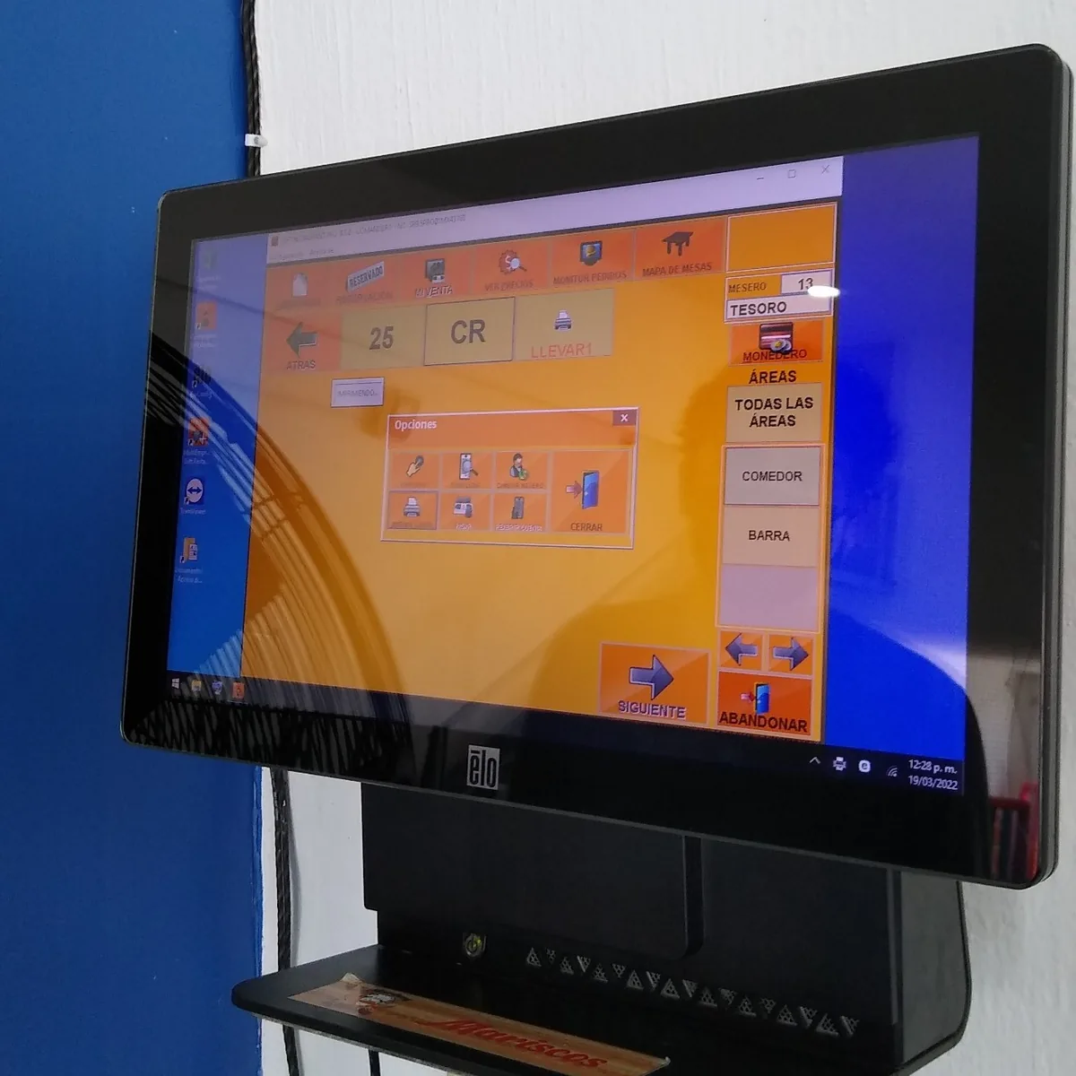 Pantalla táctil de punto de venta montada en pared en una marisquería