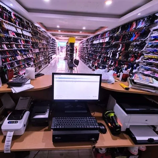 Mostrador con punto de venta e impresora de etiquetas en una zapatería de Guadalajara