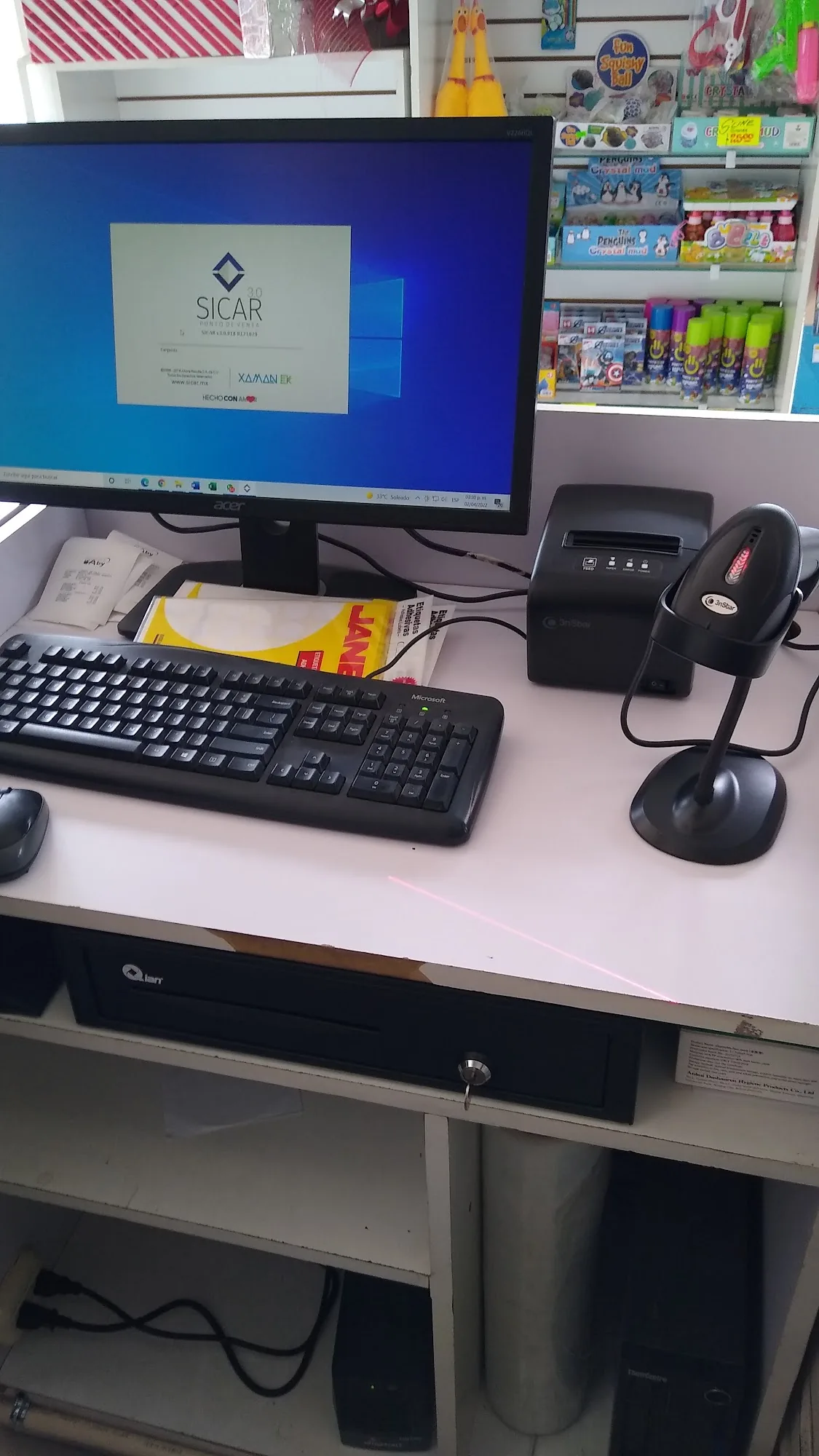 Sistema SICAR punto de venta instalado en una papelería con impresora 3nStar y lector de códigos